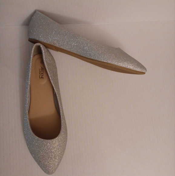 NWOT Sparkly Silver Flats - Size 10 - Picture 4 of 13